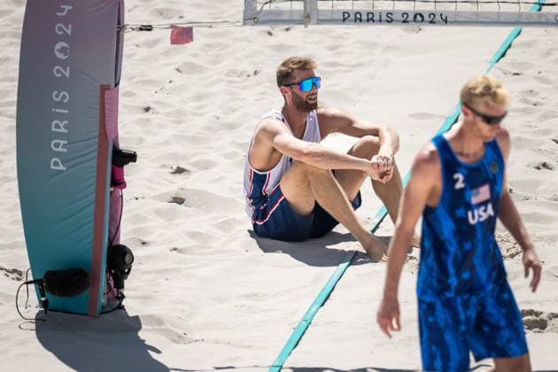240805 Anders Mol of Norway looks dejected in men s round of 16 beach volleyball match between Norway and USA during day 10 of the Paris 2024 Olympic Games on August 5, 2024 in Paris Photo Jon Olav Nesvold BILDBYRAN COP 217 JE0097 beachvolleyboll beach volleyball sandvolleyball paris 2024 olympics day 10 bbeng depp  Copyright: JONxOLAVxNESVOLD BB240805JE091