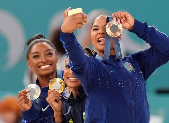 Sport Themen der Woche KW32 Sport Bilder des Tages Rebeca Andrade (BRA) wins gold the Artistic Gymnastic Women s Floor Exercise Final. Simone Biles wins silver and Jordan Chiles wins bronze Paris 2024 Olympic Games, Olympische Spiele, Olympia, OS Day Ten, Paris, France - 05 Aug 2024  Copyright: xDavexShopland Shutterstockx 14621028bs