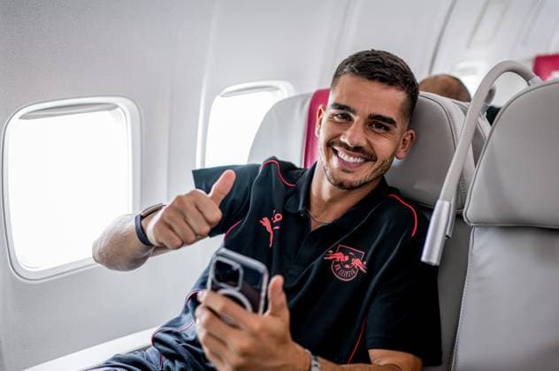 Leipzigs Andre Silva Departure RB Leipzig to the training camp in the USA on July 28, 2024 Leipzig Airport Halle Leipzig, Leipzig US Tour RB Leipzig Departure