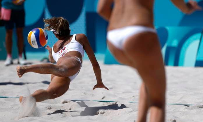 Sport Themen der Woche KW32 Sport Bilder des Tages (240805) -- PARIS, Aug. 5, 2024 (Xinhua) -- Tania Moreno Matveeva (L) of Spain competes during the Beach volleyball, Beachvolleyball women s round of 16 match at the Paris 2024 Olympic Games, Olympische Spiele, Olympia, OS in Paris, France, Aug. 5, 2024. (Xinhua ) (PARIS2024) FRANCE-PARIS-OLY-BEACH VOLLEYBALL  - ZUMARANC XxjpseE011044_20240805_MVPFN0A001 Copyright: xFeixMaohuax