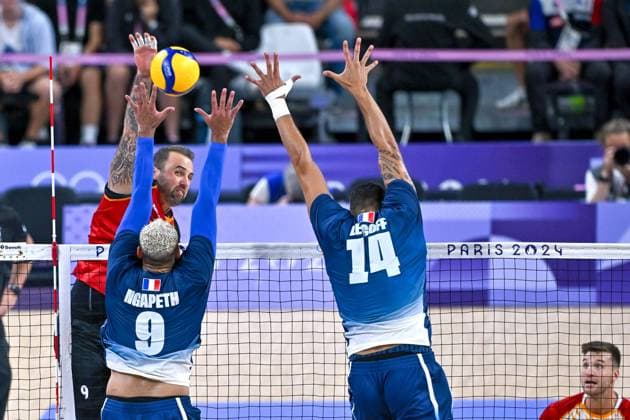 Olympic Games Volleyball GER vs FRA Paris 05 08 2024 Paris 2024, Olympics, Volleyball, South Paris Arena, Men, Quarterfinals, Germany in red , against France in blue Georg Gyorgy Grozer against 9 Earvin Ngapeth and 14 Nicolas le Goff, Copyright: xBEAUTIFULxSPORTS TomxBlochx