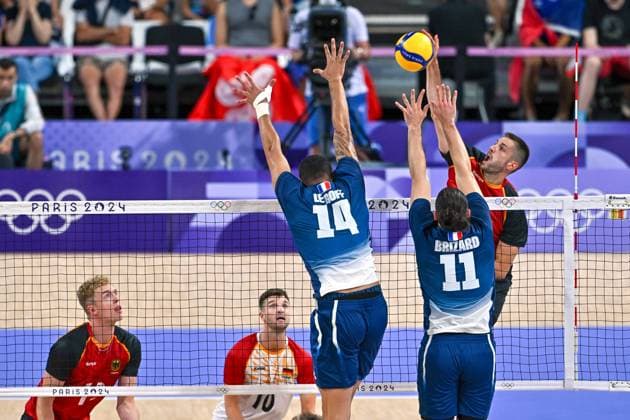 Olympic Games Volleyball GER vs FRA Paris 05 08 2024 Paris 2024, Olympics, Volleyball, South Paris Arena, Men, Quarterfinals, Germany in red , against France in blue Moritz Reichert in attack against 11 Antoine Brizard and 14 Nicolas le Goff, Copyright: xBEAUTIFULxSPORTS TomxBlochx