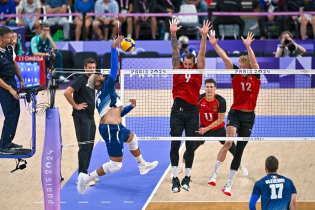 Olympic Games Volleyball GER vs FRA Paris 05 08 2024 Paris 2024, Olympics, Volleyball, South Paris Arena, Men, Quarterfinals, Germany in red , against France in blue Earvin Ngapeth in attack against Georg Gyorgy Grozer and 12 Anton Brehme, Copyright: xBEAUTIFULxSPORTS TomxBlochx