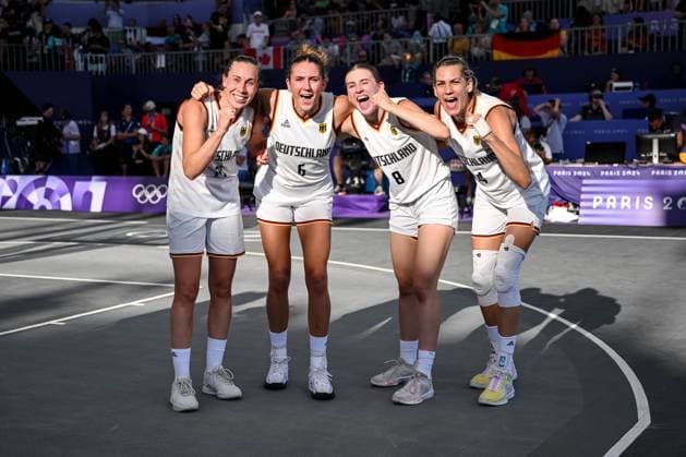 Sport Bilder des Tages Svenja Brunckhorst (Germany), Marie Reichert (Germany), Elisa Mevius (Germany) und Sonja Greinacher (Germany) Celebrate the victory during the Women s 3x3 Basketball semi-final match between Germany and Canada on Day 10 of the Olympic Games, Olympische Spiele, Olympia, OS Paris 2024 at La Concorde on August 5, 2024 in Paris, France.