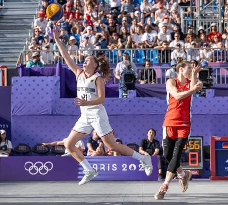FRA, Paris, Olympic Games Paris 2024, 05 08 2024, 3x3 Basketball Women Semifinal Germany Canada, La Concorde 1 v li Svenja Brunckhorst Germany, 21 vs Michelle Plouffe Canada, 1 Copyright: HMBxMedia SteffiexWunderl