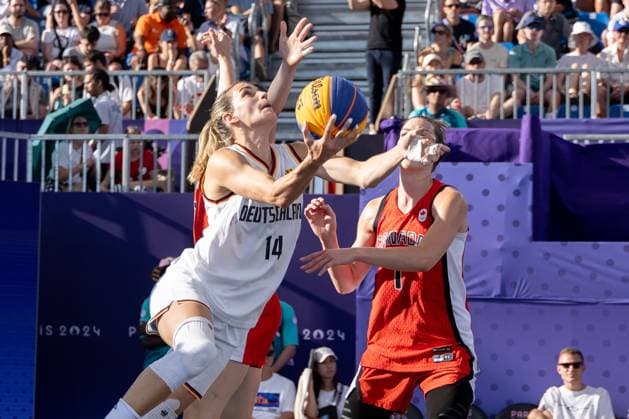 FRA, Paris, Olympic Games Paris 2024, 05 08 2024, 3x3 Basketball Women Semifinal Germany Canada, La Concorde 1 v li Paige Crozon Canada, 7 , Sonja Greinacher Germany, 14 v Michelle Plouffe Canada, 1 Copyright: HMBxMedia SteffiexWunderl