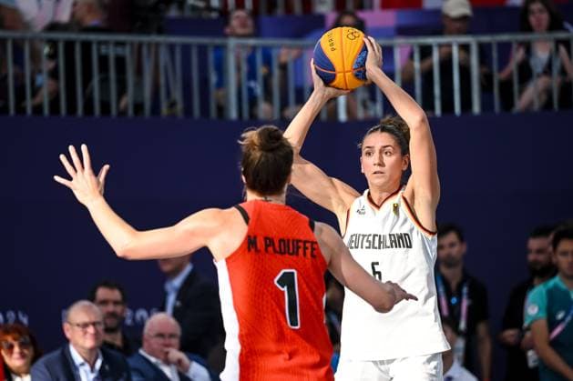 Michelle Plouffee (Canada) und Marie Reichert (Germany) battle for the ball during the Women s 3x3 Basketball semi-final match between Germany and Canada on Day 10 of the Olympic Games, Olympische Spiele, Olympia, OS Paris 2024 at La Concorde on August 5, 2024 in Paris, France.
