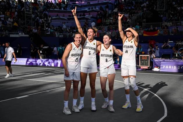 Svenja Brunckhorst (Germany), Marie Reichert (Germany), Elisa Mevius (Germany) und Sonja Greinacher (Germany) cheer after the victory during the Women s 3x3 Basketball semi-final match between Germany and Canada on Day 10 of the Olympic Games, Olympische Spiele, Olympia, OS Paris 2024 at La Concorde on August 5, 2024 in Paris, France.