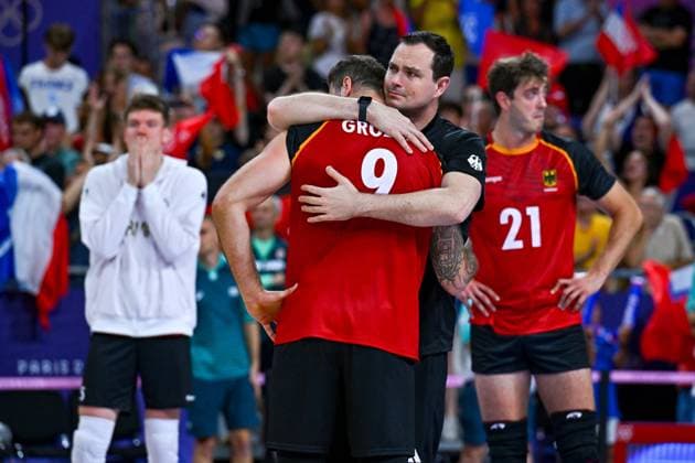 Olympic Games Volleyball GER vs FRA Paris 05 08 2024 Paris 2024, Olympics, Volleyball, South Paris Arena, Men, Quarterfinals, Germany in red , against France in blue Co coach Thomas Bob Ranner comforts Georg Gyorgy Grozer, right Tobias Krick, left Lukas Maase, Copyright: xBEAUTIFULxSPORTS TomxBlochx