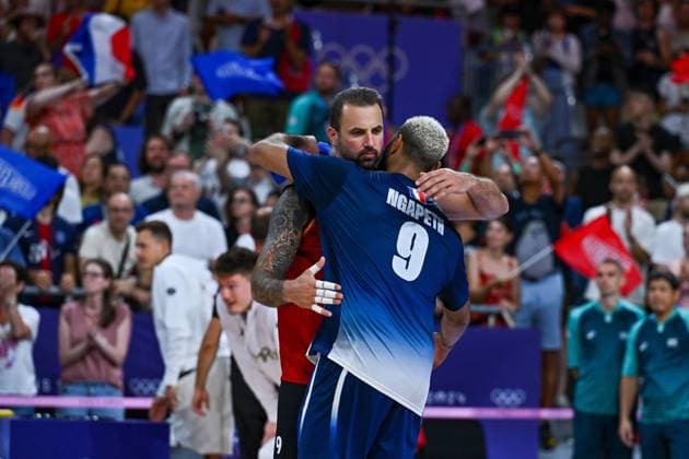 Olympic Games Volleyball GER vs FRA Paris 05 08 2024 Paris 2024, Olympics, Volleyball, South Paris Arena, Men, Quarterfinals, Germany in red , against France in blue Earvin Ngapeth comforts Georg Gyorgy Grozer, Copyright: xBEAUTIFULxSPORTS TomxBlochx