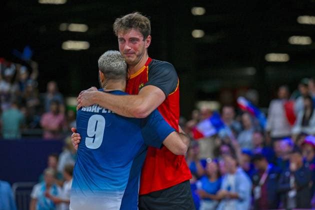 Olympic Games Volleyball GER vs FRA Paris 05 08 2024 Paris 2024, Olympics, Volleyball, South Paris Arena, Men, Quarterfinals, Germany in red , against France in blue Earvin Ngapeth comforts Tobias Krick, Copyright: xBEAUTIFULxSPORTS TomxBlochx