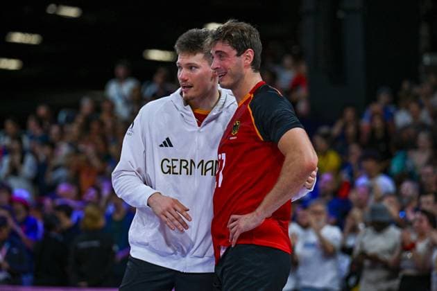 Olympic Games Volleyball GER vs FRA Paris 05 08 2024 Paris 2024, Olympics, Volleyball, South Paris Arena, Men, Quarterfinals, Germany in red , against France in blue Lukas Maase, left, with the crying Tobias Krick Copyright: xBEAUTIFULxSPORTS TomxBlochx