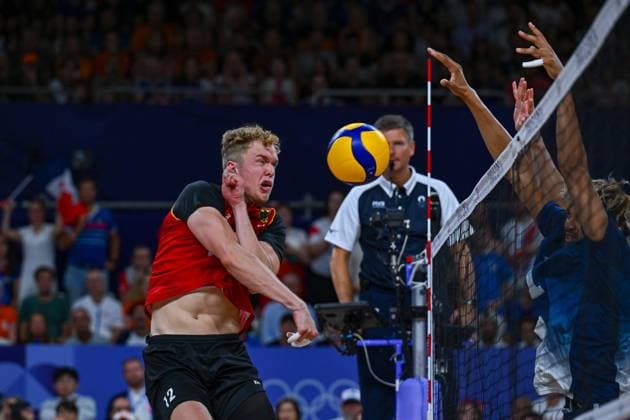 Olympic Games Volleyball GER vs FRA Paris 05 08 2024 Paris 2024, Olympics, Volleyball, South Paris Arena, Men, Quarterfinals, Germany in red , against France in blue Anton Brehme gets stuck in the French block, Copyright: xBEAUTIFULxSPORTS TomxBlochx