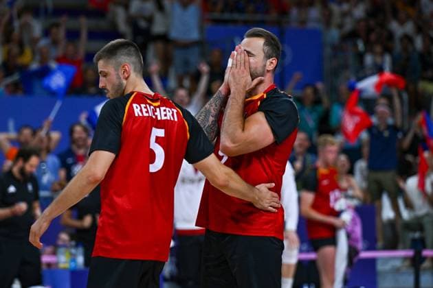 Olympic Games Volleyball GER vs FRA Paris 05 08 2024 Paris 2024, Olympics, Volleyball, South Paris Arena, Men, Quarterfinals, Germany in red , against France in blue Moritz Reichert left, with Georg Gyorgy Grozer, Copyright: xBEAUTIFULxSPORTS TomxBlochx
