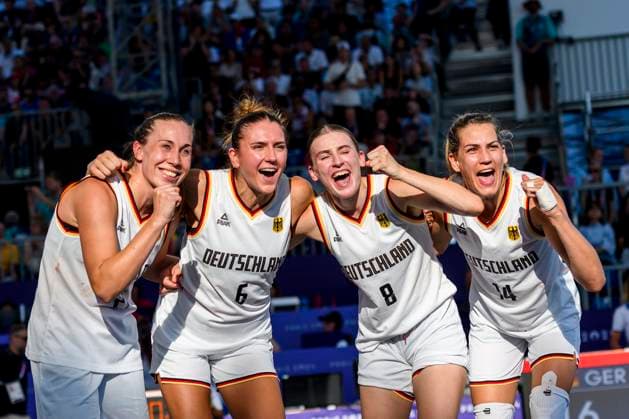 FRA, Summer Olympics Paris 2024, 3x3 Basketball, Semi-final Germany GER vs Canada CAN 05 08 2024, La DŽfense Arena, Paris, FRA, Summer Olympics Paris 2024, 3x3 Basketball, Semi-final Germany GER vs Canada CAN , pictured The German girls cheer after reaching the final nordphotoxGmbHx xStraubmeier nph00004