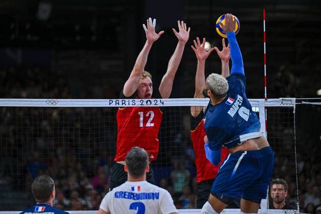 Olympic Games Volleyball GER vs FRA Paris 05 08 2024 Paris 2024, Olympics, Volleyball, South Paris Arena, Men, Quarterfinals, Germany in red , against France in blue Earvin Ngapeth in attack against 12 Anton Brehme, Copyright: xBEAUTIFULxSPORTS TomxBlochx