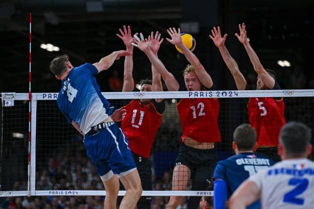 Olympic Games Volleyball GER vs FRA Paris 05 08 2024 Paris 2024, Olympics, Volleyball, South Paris Arena, Men, Quarterfinals, Germany in red , against France in blue 4 Jean Patry in attack against 11 Lukas Kampa, 12 Anton Brehme, 5 Moritz Reichert, Copyright: xBEAUTIFULxSPORTS TomxBlochx