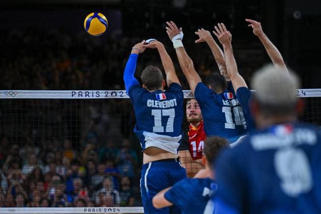 Olympic Games Volleyball GER vs FRA Paris 05 08 2024 Paris 2024, Olympics, Volleyball, South Paris Arena, Men, Quarterfinals, Germany in red , against France in blue Moritz Karlitzek smashes past the three-man block, Copyright: xBEAUTIFULxSPORTS TomxBlochx