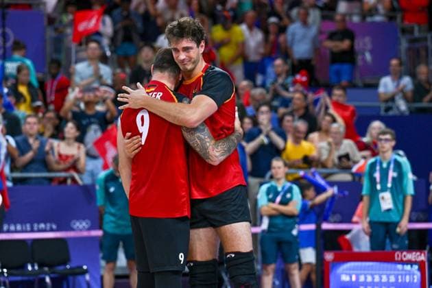 Olympic Games Volleyball GER vs FRA Paris 05 08 2024 Paris 2024, Olympics, Volleyball, South Paris Arena, Men, Quarterfinals, Germany in red , against France in blue Georg Gyorgy Grozer and Tobias Krick on the right console each other, Copyright: xBEAUTIFULxSPORTS TomxBlochx