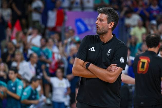 Olympic Games Volleyball GER vs FRA Paris 05 08 2024 Paris 2024, Olympics, Volleyball, South Paris Arena, Men, Quarterfinals, Germany in red , against France in blue Coach GER Mihal Winiarski, Copyright: xBEAUTIFULxSPORTS TomxBlochx