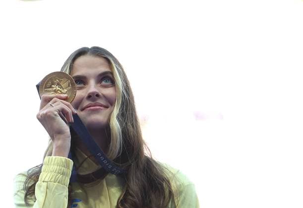 (240805) -- PARIS, Aug. 5, 2024 -- Gold medalist Yaroslava Mahuchikh of Ukraine reacts during the victory ceremony of the women s high jump of athletics at the Paris 2024 Olympic Games, Olympische Spiele, Olympia, OS in Paris, France, Aug. 5, 2024. ) (PARIS2024) FRANCE-PARIS-OLY-ATHLETICS-HIGH JUMP-WOMEN LixYing 