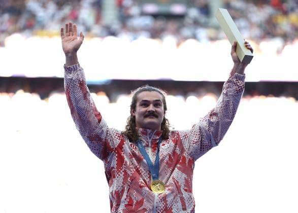 Sport Bilder des Tages (240805) -- PARIS, Aug. 5, 2024 -- Gold medalist Ethan Katzberg of Canada reacts during the victory ceremony of the men s hammer throw of Athletics at the Paris 2024 Olympic Games, Olympische Spiele, Olympia, OS in Paris, France, Aug. 5, 2024. ) (PARIS2024) FRANCE-PARIS-OLY-ATHLETICS-HAMMER THROW-MEN LixYing 