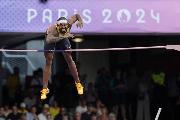 Sport Themen der Woche KW32 Sport Bilder des Tages Bo Kanda Lita Baehre (GER) kurios Leichtathletik, Hochsprung, Finale, Pole Vault Paris 2024, Olympische Spiele, Olympic Games, Olympische Spiele, Olympia, OS Jeux olympiques 2024 05.08.2024 Stade de France, Paris EDITORIAL USE ONLY *** Bo Kanda Lita Baehre GER kurios Athletics, High Jump, Final, Pole Vault Paris 2024, Olympische Spiele, Olympic Games, Jeux olympiques 2024 05 08 2024 Stade de France, Paris EDITORIAL USE ONLY 