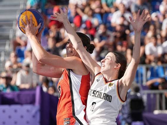 (240805) -- PARIS, Aug. 5, 2024 -- Elisa Mevius (R) of Germany and Katherine Plouffe of Canada compete during the women s semifinal of 3x3 basketball between Germany and Canada at the Paris 2024 Olympic Games, Olympische Spiele, Olympia, OS in Paris, France, Aug. 5, 2024. ) (PARIS2024) FRANCE-PARIS-OLY-3x3 BASKETBALL ZhuxZheng 
