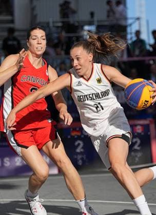 (240805) -- PARIS, Aug. 5, 2024 -- Svenja Brunckhorst (R) of Germany drives during the women s semifinal of 3x3 basketball between Germany and Canada at the Paris 2024 Olympic Games, Olympische Spiele, Olympia, OS in Paris, France, Aug. 5, 2024. ) (PARIS2024) FRANCE-PARIS-OLY-3x3 BASKETBALL MengxYongmin 