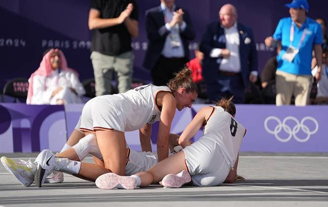 (240805) -- PARIS, Aug. 5, 2024 -- Players of Germany celebrate after the women s semifinal of 3x3 basketball between Germany and Canada at the Paris 2024 Olympic Games, Olympische Spiele, Olympia, OS in Paris, France, Aug. 5, 2024. ) (PARIS2024) FRANCE-PARIS-OLY-3x3 BASKETBALL ZhuxZheng 