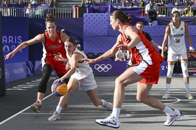 Marie Reichert (GER) vs Michelle Plouffe (CAN), Katherine Plouffe (CAN), during Women s Basketball 3x3 Semi Final, during the Olympic Games, Olympische Spiele, Olympia, OS Paris 2024 JO 2024 : BASKETBALL 3X3 - Allemagne Vs Canada - Femmes Demi Finale - Jeux Olympiques 2024 - Paris2024 - 05 08 2024 DPPI Panoramic 
