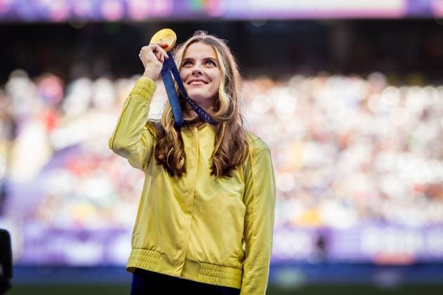 Olympic Games Athletics Paris, 05 08 2024 Yaroslava MAHUCHIKH of Ukraine with gold medal during the medal ceremony for the womens high jump at the Olympic Games Paris 05 08 2024 Copyright: xBEAUTIFULxSPORTS OlafxRellischx
