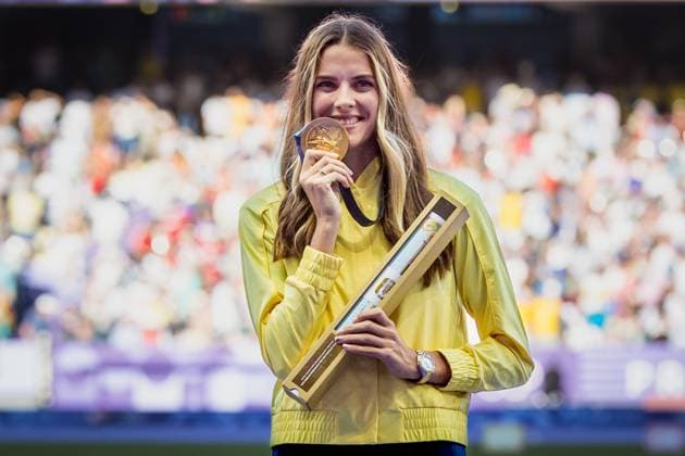 Olympic Games Athletics Paris, 05 08 2024 Yaroslava MAHUCHIKH of Ukraine with gold medal during the medal ceremony for the womens high jump at the Olympic Games Paris 05 08 2024 Copyright: xBEAUTIFULxSPORTS OlafxRellischx