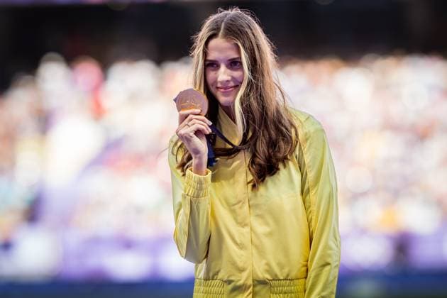 Olympic Games Athletics Paris, 05 08 2024 Yaroslava MAHUCHIKH of Ukraine with gold medal during the medal ceremony for the womens high jump at the Olympic Games Paris 05 08 2024 Copyright: xBEAUTIFULxSPORTS OlafxRellischx