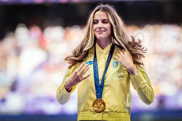 Olympic Games Athletics Paris, 05 08 2024 Yaroslava MAHUCHIKH of Ukraine during the medal ceremony for the womens high jump at the Olympic Games Paris 05 08 2024 Copyright: xBEAUTIFULxSPORTS OlafxRellischx