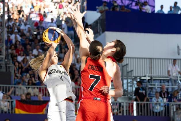 Sonja GREINACHER GER, 14 throws the ball to the decisive basket for victory and entry into the final, action, duel against CROZON Paige CAN, 7 , action 3x3 Basketball Women Germany GER vs United States of America USA , final score 16 15, semi-final, game 61, on 05 08 2024, Olympic Games Paris 2024 France Â