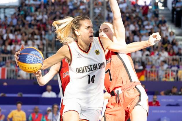 Sonja GREINACHER GER, 14 on the ball, in a duel against CROZON Paige CAN, 7 , Action 3x3 Basketball Women Germany GER vs United States of America USA , Final Score 16 15, Semifinal, Game 61, on 05 08 2024, Olympic Games Paris 2024 France Â
