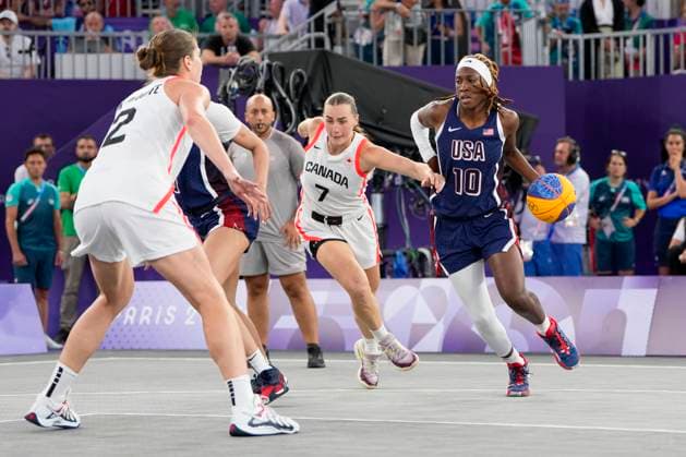PARIS, FRANCE AUGUST 5 Rhyne Howard of United States R against Paige Crozon of Canada C during the Women™s Bronze Medal Game on day ten of the Olympic Games Paris 2024 at Esplanade Des Invalides on August 5, 2024 in Paris, France Paris Esplanade Des Invalides France Copyright: xJustPictures.ch JarixPestelaccix jp-en-EuSpIm-_JPH0002