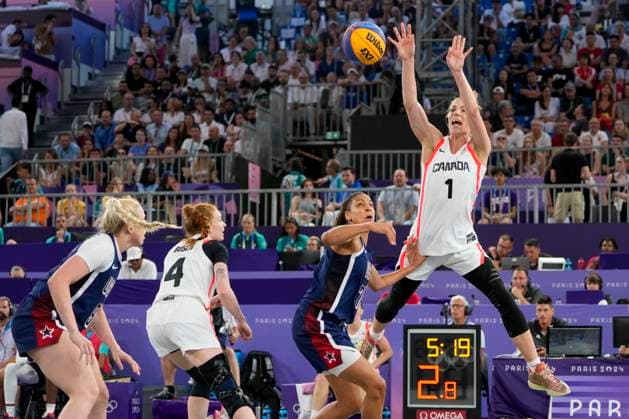 PARIS, FRANCE AUGUST 5 Michelle Plouffe of Canada R against Cierra Burdick of United States 2nd from L during the Women™s Bronze Medal Game on day ten of the Olympic Games Paris 2024 at Esplanade Des Invalides on August 5, 2024 in Paris, France Paris Esplanade Des Invalides France Copyright: xJustPictures.ch JarixPestelaccix jp-en-EuSpIm-_JPH0205