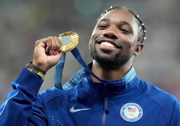 Men s 100m Final gold medalist Noah Lyles of the U.S. holds his medal on the podium at the Stade de France during the Paris 2024 Olympic Games, Olympische Spiele, Olympia, OS Athletics competition in Paris, France, on Monday, August 5, 2024.  OLY202408051671 PAULxHANNA