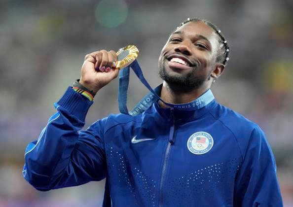Men s 100m Final gold medalist Noah Lyles of the U.S. holds his medal on the podium at the Stade de France during the Paris 2024 Olympic Games, Olympische Spiele, Olympia, OS Athletics competition in Paris, France, on Monday, August 5, 2024.  OLY202408051679 PAULxHANNA