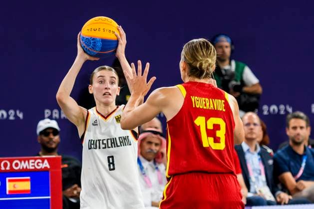 FRA, Summer Olympics Paris 2024, 3x3 Basketball, Final Women 05 08 2024, La DŽfense Arena, Paris, FRA, Summer Olympics Paris 2024, 3x3 Basketball, Final Women , in the picture MEVIUS Elisa GER in a duel against YGUERAVIDE Sandra ESP nordphotoxGmbHx xStraubmeier nph00004