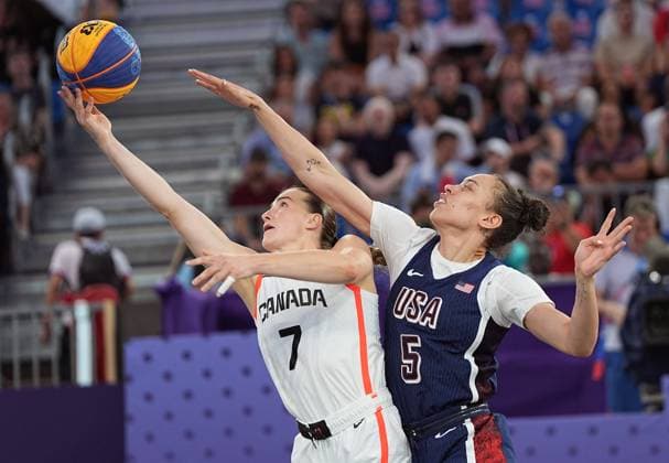 (240805) -- PARIS, Aug. 5, 2024 -- Paige Crozon (L) of Canada competes during the women s bronze medal game of 3x3 basketball between Canada and the United States at the Paris 2024 Olympic Games, Olympische Spiele, Olympia, OS in Paris, France, Aug. 5, 2024. ) (PARIS2024) FRANCE-PARIS-OLY-3x3 BASKETBALL ZhuxZheng 
