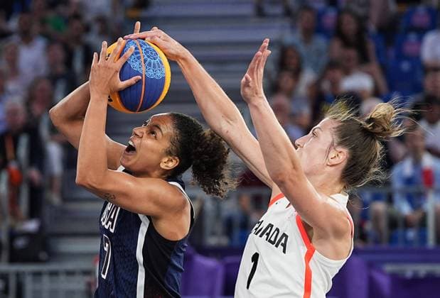 (240805) -- PARIS, Aug. 5, 2024 -- Cierra Burdick (L) of the United States competes during the women s bronze medal game of 3x3 basketball between Canada and the United States at the Paris 2024 Olympic Games, Olympische Spiele, Olympia, OS in Paris, France, Aug. 5, 2024. ) (PARIS2024) FRANCE-PARIS-OLY-3x3 BASKETBALL ZhuxZheng 