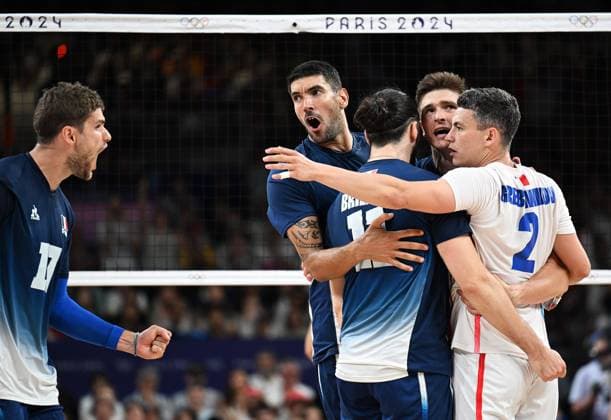 (240805) -- PARIS, Aug. 5, 2024 -- Athletes of team France react during the men s quarterfinals of volleyball between France and Germany at the Paris 2024 Olympic Games, Olympische Spiele, Olympia, OS in Paris, France, Aug. 5, 2024. ) (PARIS2024) FRANCE-PARIS-OLY-VOLLEYBALL LiuxDawei 