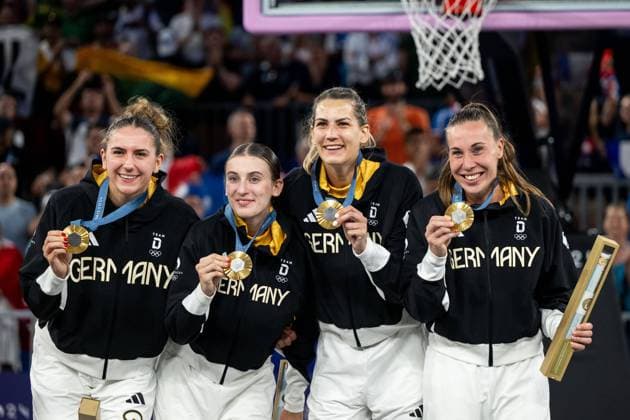 REICHERT Marie Germany, 06 , MEVIUS Elisa Germany, 08 , GREINACHER Sonja Germany, 14 , BRUNCKHORST Svenja Germany, 21 celebrate their victory and the gold medal at the award ceremony, FRA, Olympic Games Paris 2024, Germany GER vs Spain ESP , 3x3 Basketball, Womens Final, 05 08 2024 FRA, Olympic Games Paris 2024, Germany GER vs Spain ESP , 3x3 Basketball, Womens Final, 05 08 2024 Paris Copyright: xEibner-Pressefoto Memmlerx EP_MMR