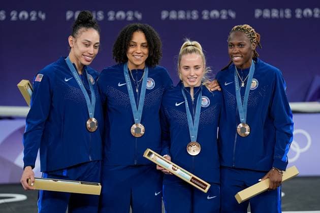 PARIS, FRANCE AUGUST 5 L R Dearica Hamby of United States, Cierra Burdick of United States, Hailey Van Lith of United States, Rhyne Howard of United States celebrating their bronze medal win during the Women s 3x3 Basketball on day ten of the Olympic Games Paris 2024 at Esplanade Des Invalides on August 5, 2024 in Paris, France Paris Esplanade Des Invalides France Copyright: xJustPictures.ch DanielaxPorcellix jp-en-EuSpIm-20240805-_DP24745-2