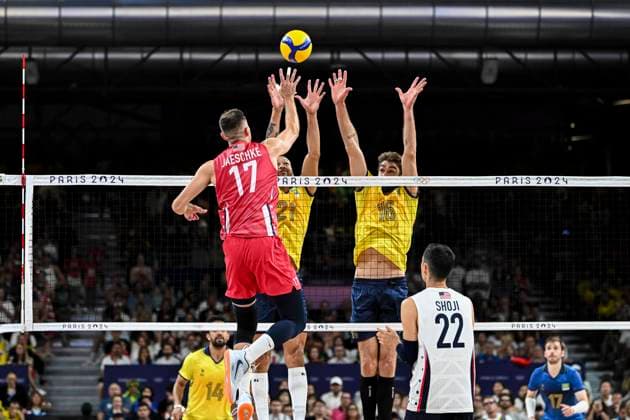 Thomas Jaeschke of USA attacking Lucas of Brazil defending during the Men s Volleyball Quarter Final between USA and Brazil at the Paris Olympics 2024 at the South Paris Arena in Paris, France. (Richard Callis SPP) Copyright: xRichardxCallis SPPx spp-en-RiCa-RM4_richiecallis_05082024v-1289