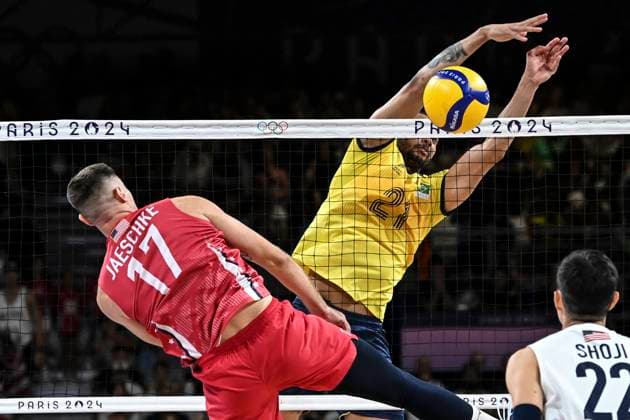 Thomas Jaeschke of USA attacking Flavio of Brazil defending during the Men s Volleyball Quarter Final between USA and Brazil at the Paris Olympics 2024 at the South Paris Arena in Paris, France. (Richard Callis SPP) Copyright: xRichardxCallis SPPx spp-en-RiCa-RM4_richiecallis_05082024v-1305