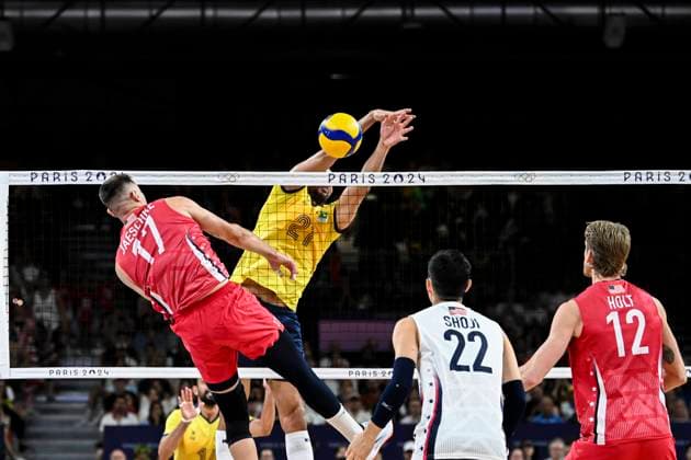 Thomas Jaeschke of USA attacking Flavio of Brazil defending during the Men s Volleyball Quarter Final between USA and Brazil at the Paris Olympics 2024 at the South Paris Arena in Paris, France. (Richard Callis SPP) Copyright: xRichardxCallis SPPx spp-en-RiCa-RM4_richiecallis_05082024v-1303